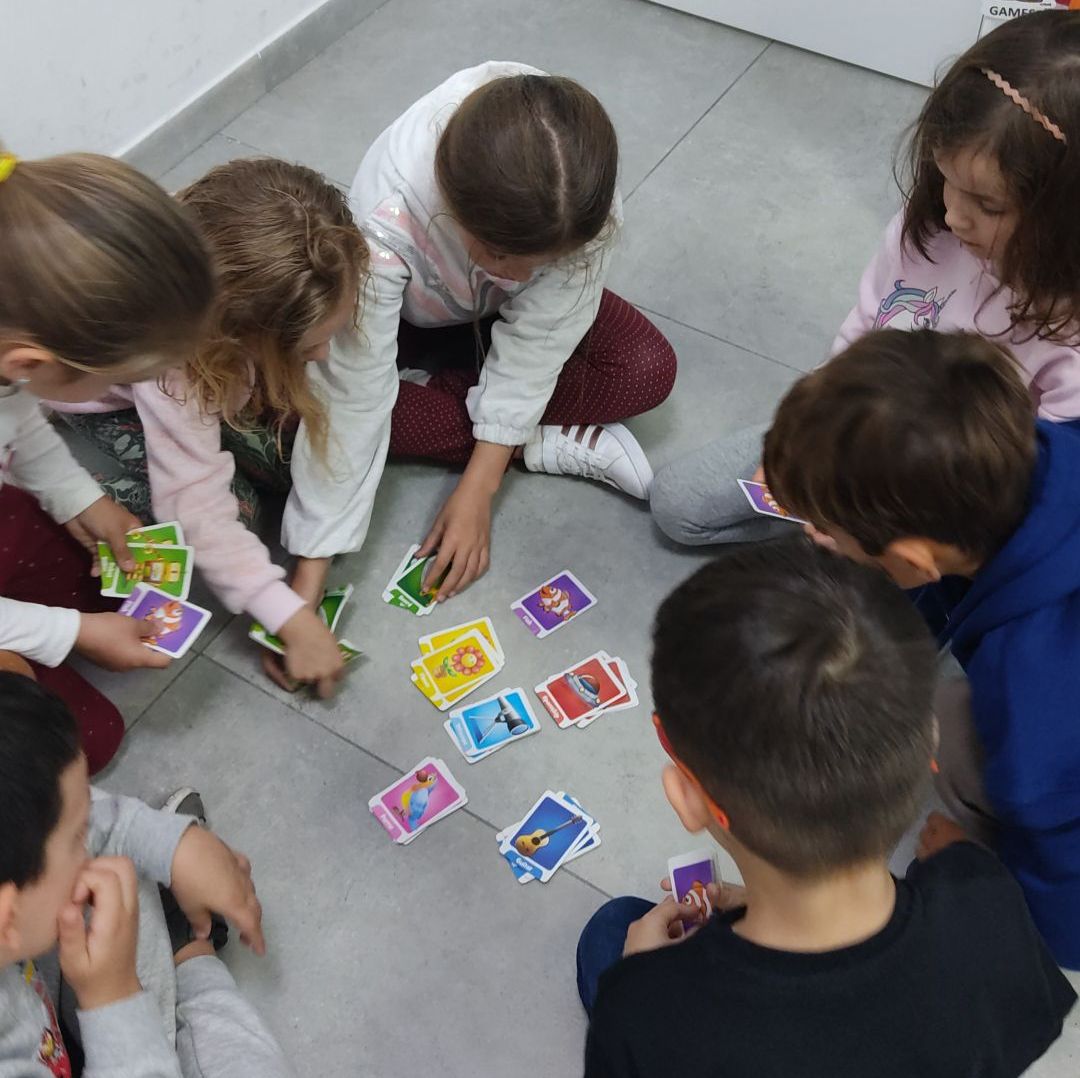 niños jugando con cartas